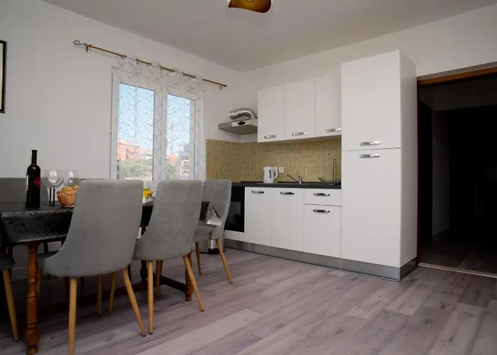 Beata Trogir-okrug * 特罗吉尔